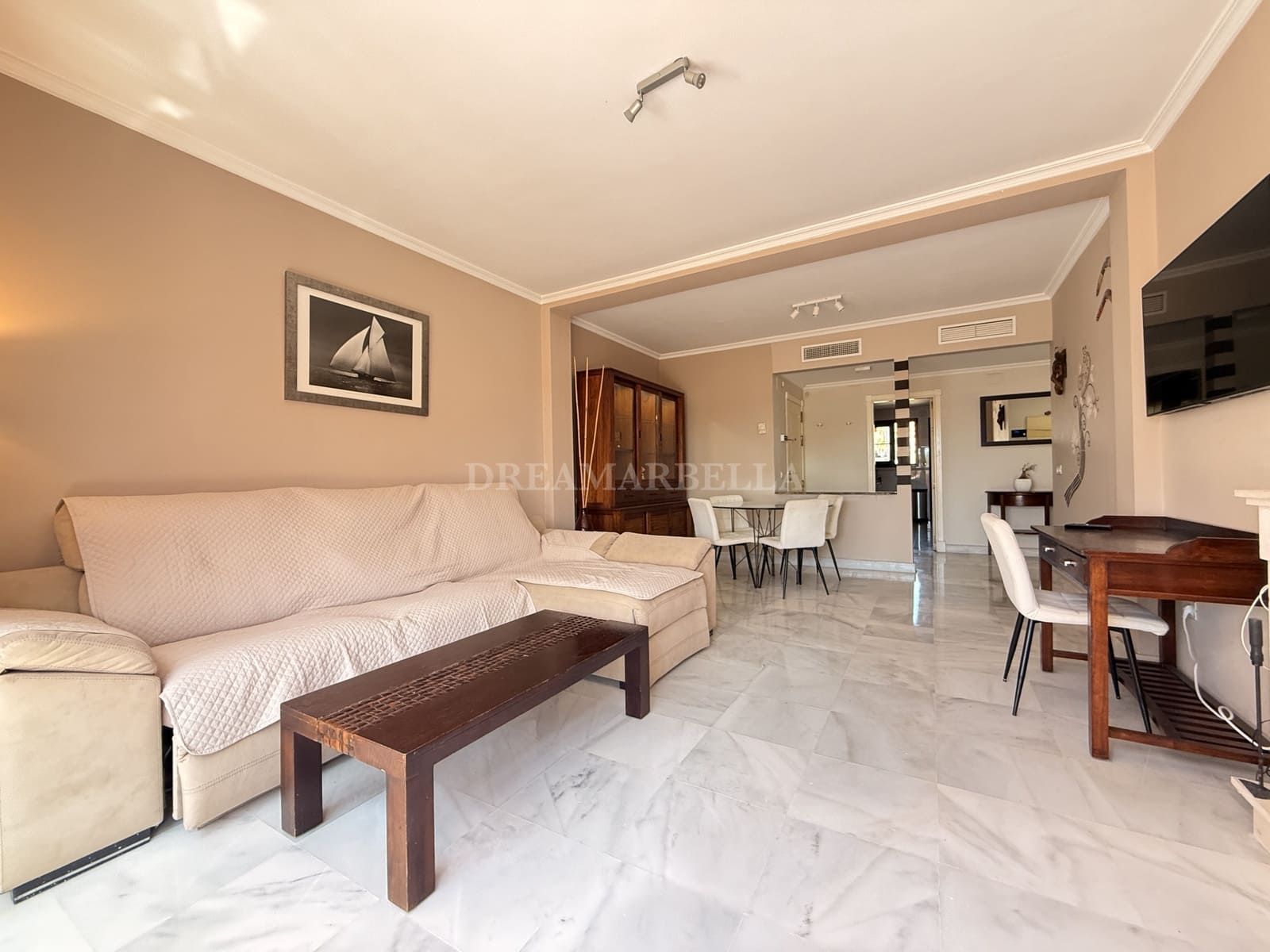 2 Zimmer Apartment zu vermieten in Estepona mit Pool Garage - 2.400 € (Ref: 9911422)