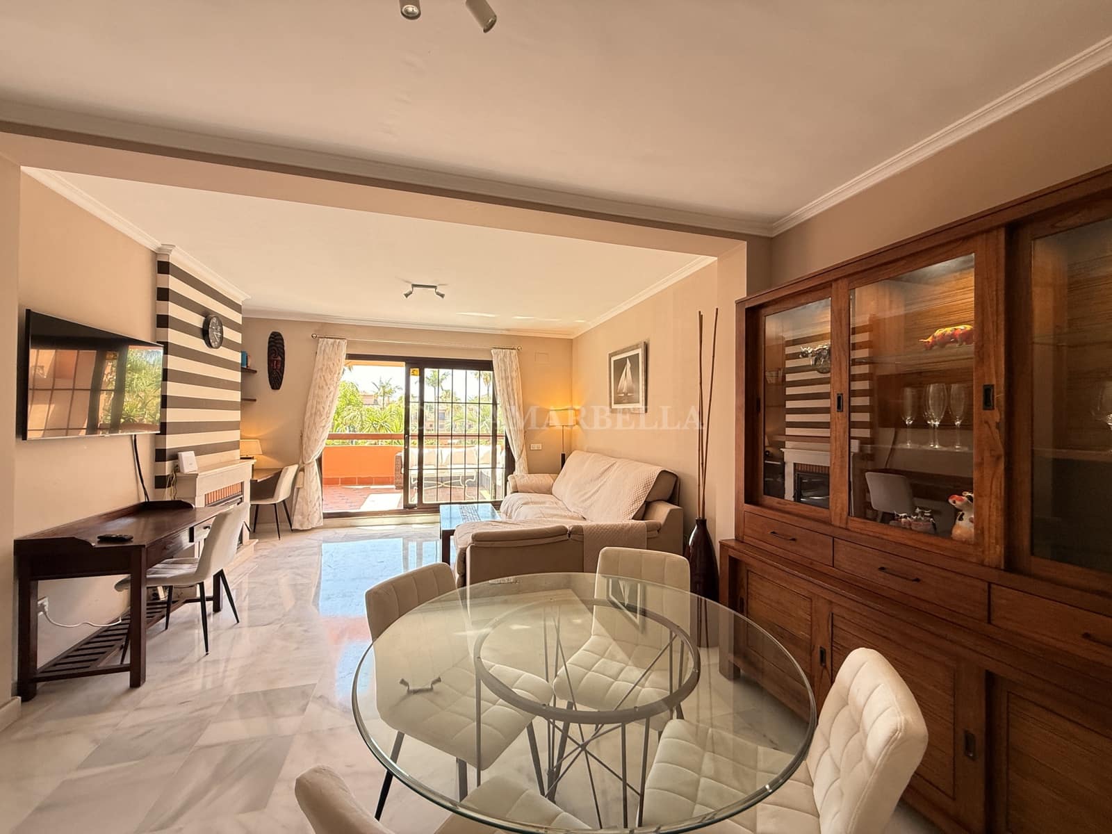 2 Zimmer Apartment zu vermieten in Estepona mit Pool Garage - 2.400 € (Ref: 9911422)