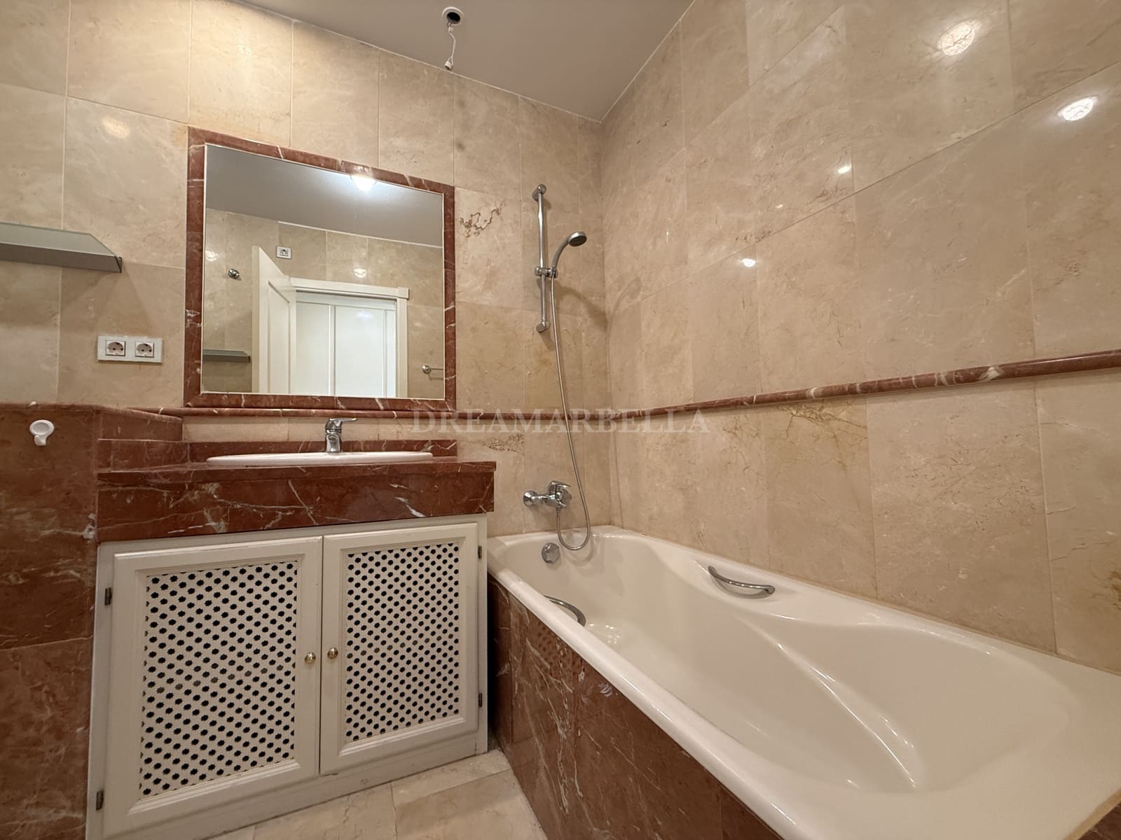 2 Zimmer Apartment zu vermieten in Estepona mit Pool Garage - 2.400 € (Ref: 9911422)