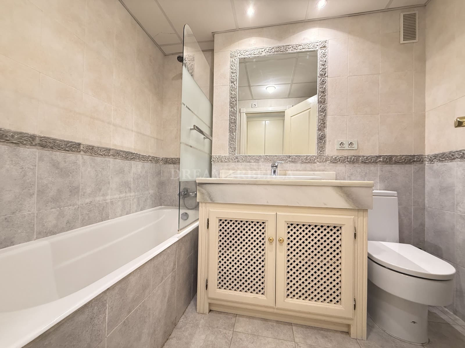 2 Zimmer Apartment zu vermieten in Estepona mit Pool Garage - 2.400 € (Ref: 9911422)
