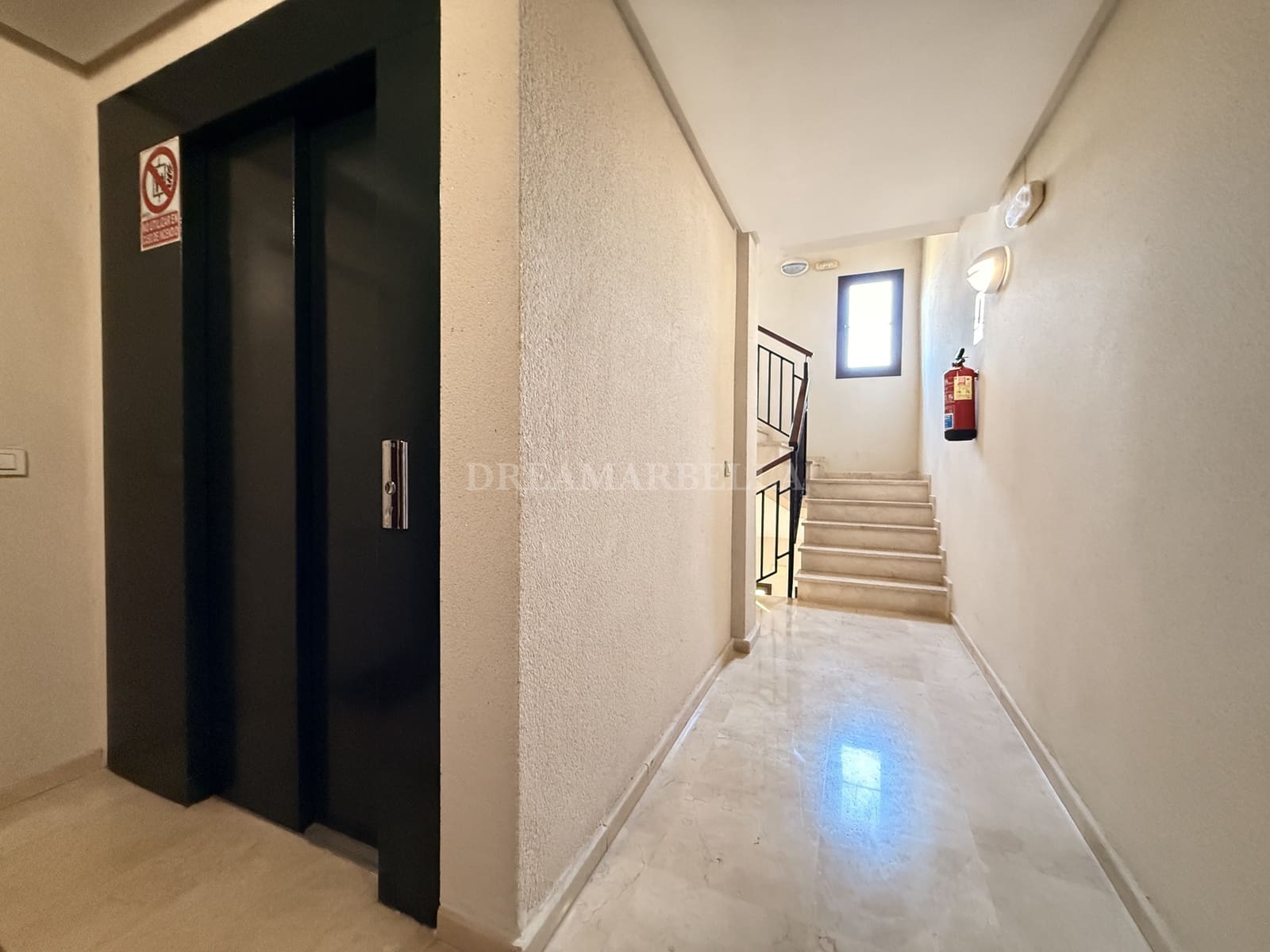 2 Zimmer Apartment zu vermieten in Estepona mit Pool Garage - 2.400 € (Ref: 9911422)