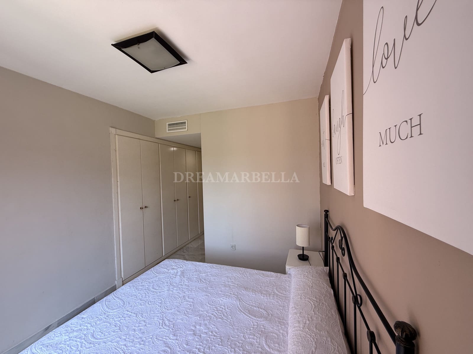 2 Zimmer Apartment zu vermieten in Estepona mit Pool Garage - 2.400 € (Ref: 9911422)