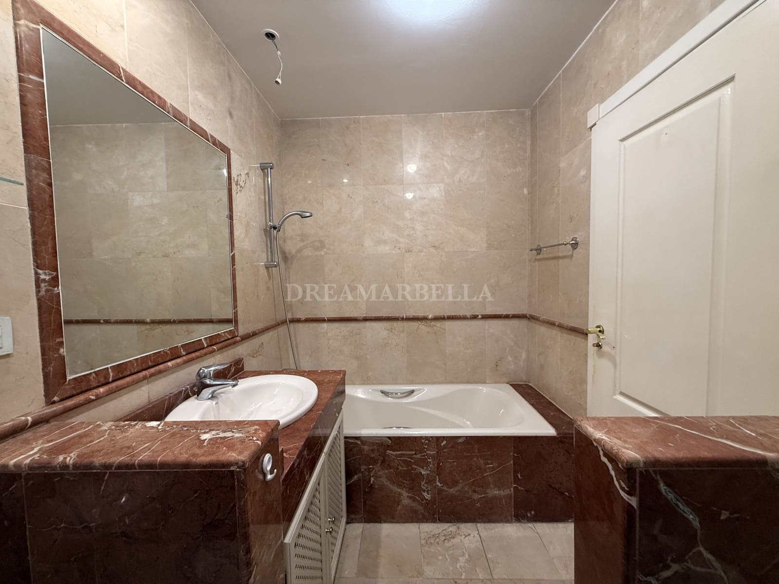 2 Zimmer Apartment zu vermieten in Estepona mit Pool Garage - 2.400 € (Ref: 9911422)