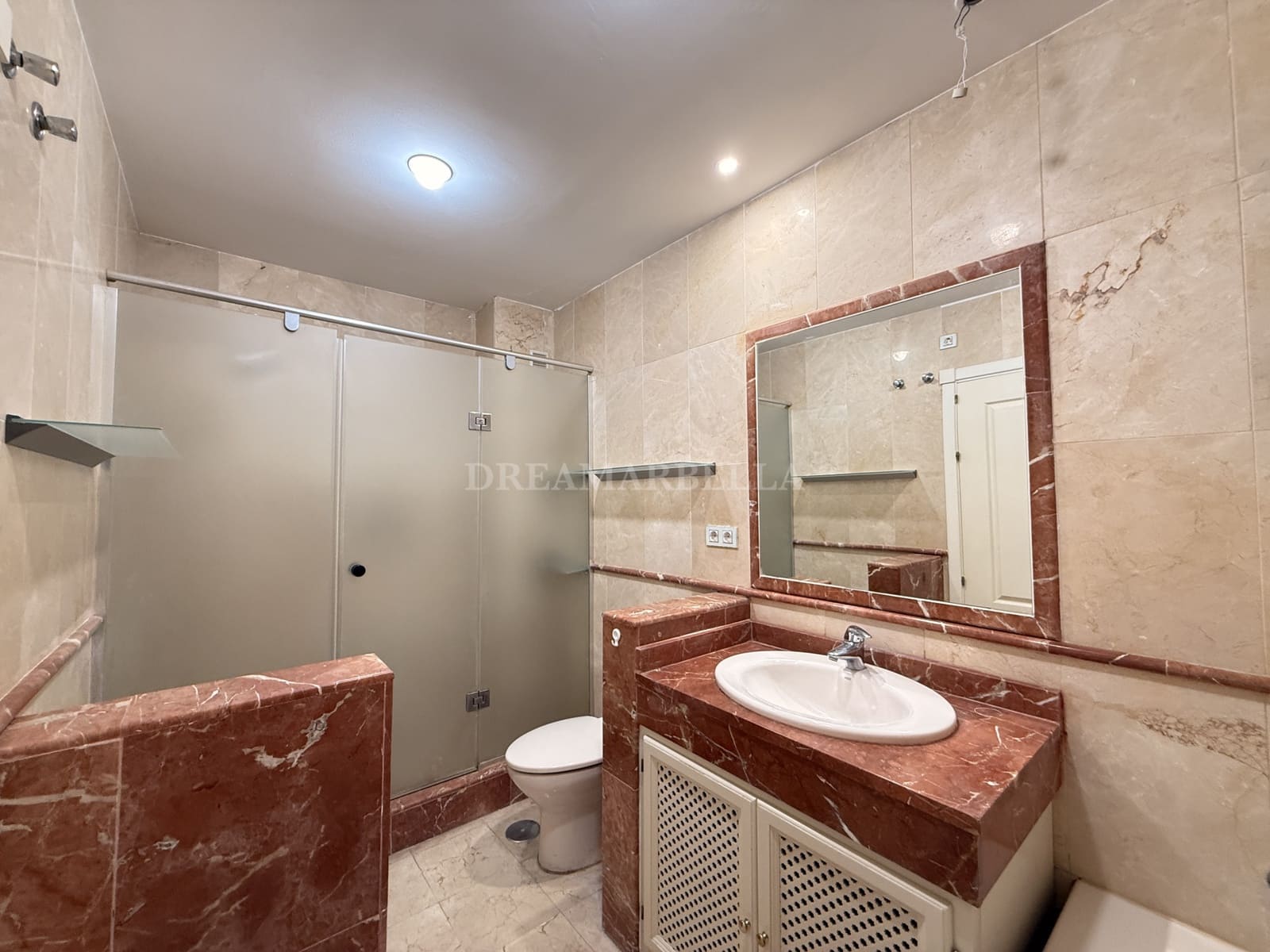 2 Zimmer Apartment zu vermieten in Estepona mit Pool Garage - 2.400 € (Ref: 9911422)