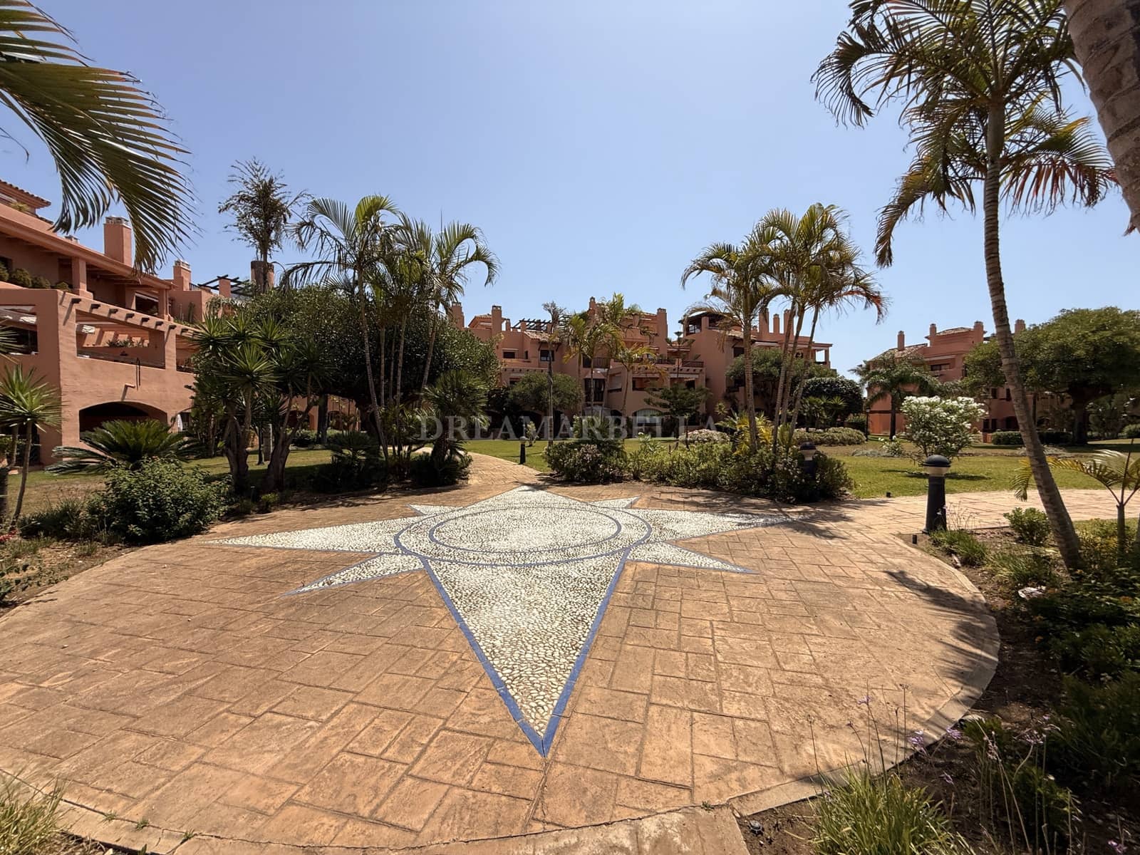 2 Zimmer Apartment zu vermieten in Estepona mit Pool Garage - 2.400 € (Ref: 9911422)
