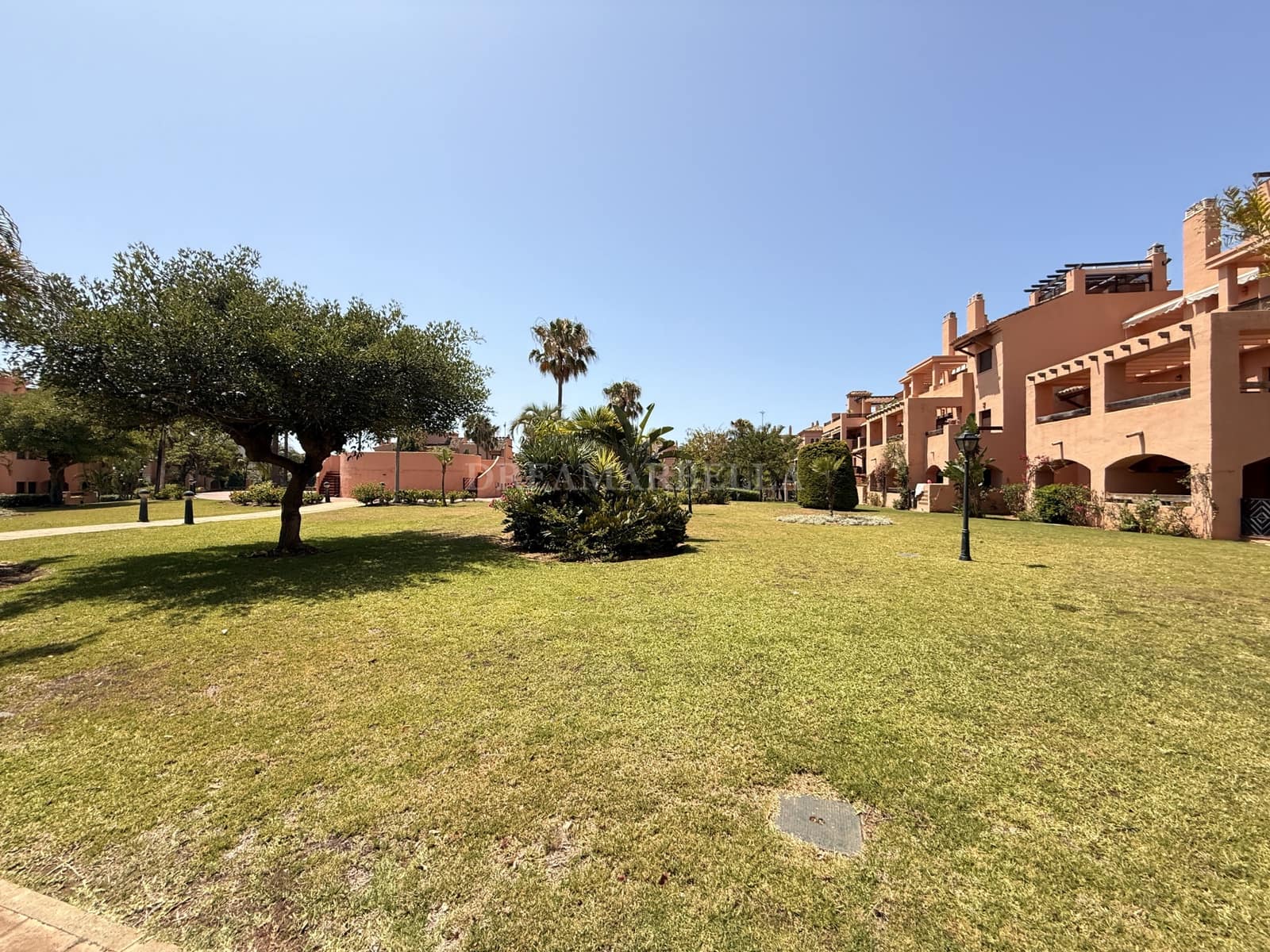 2 Zimmer Apartment zu vermieten in Estepona mit Pool Garage - 2.400 € (Ref: 9911422)