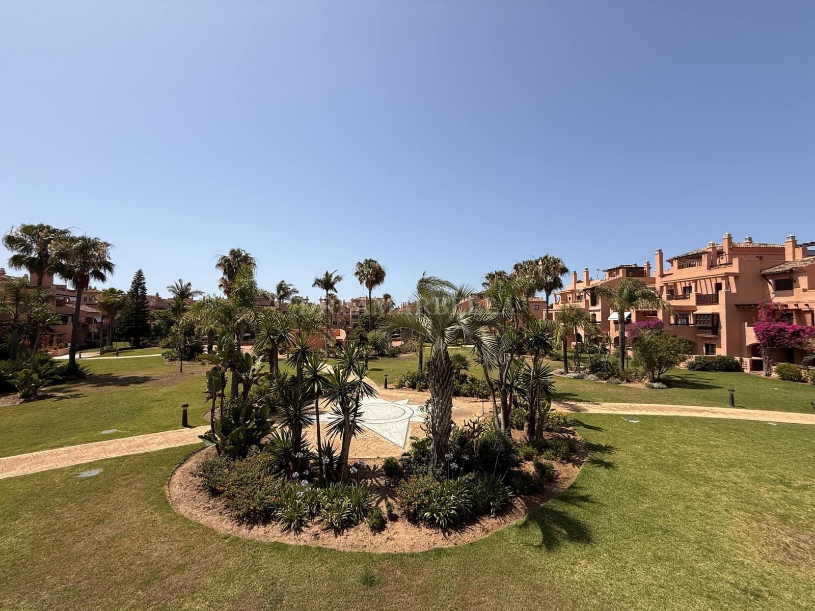 2 Zimmer Apartment zu vermieten in Estepona mit Pool Garage - 2.400 € (Ref: 9911422)