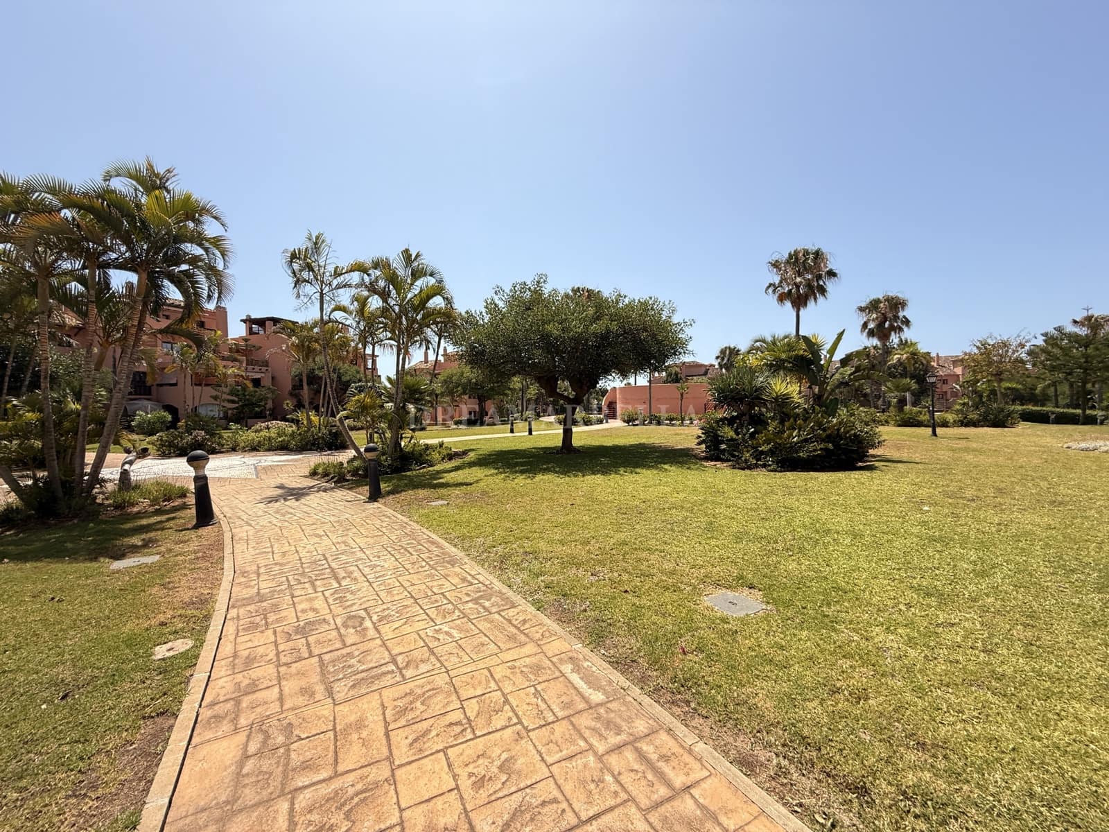 2 Zimmer Apartment zu vermieten in Estepona mit Pool Garage - 2.400 € (Ref: 9911422)
