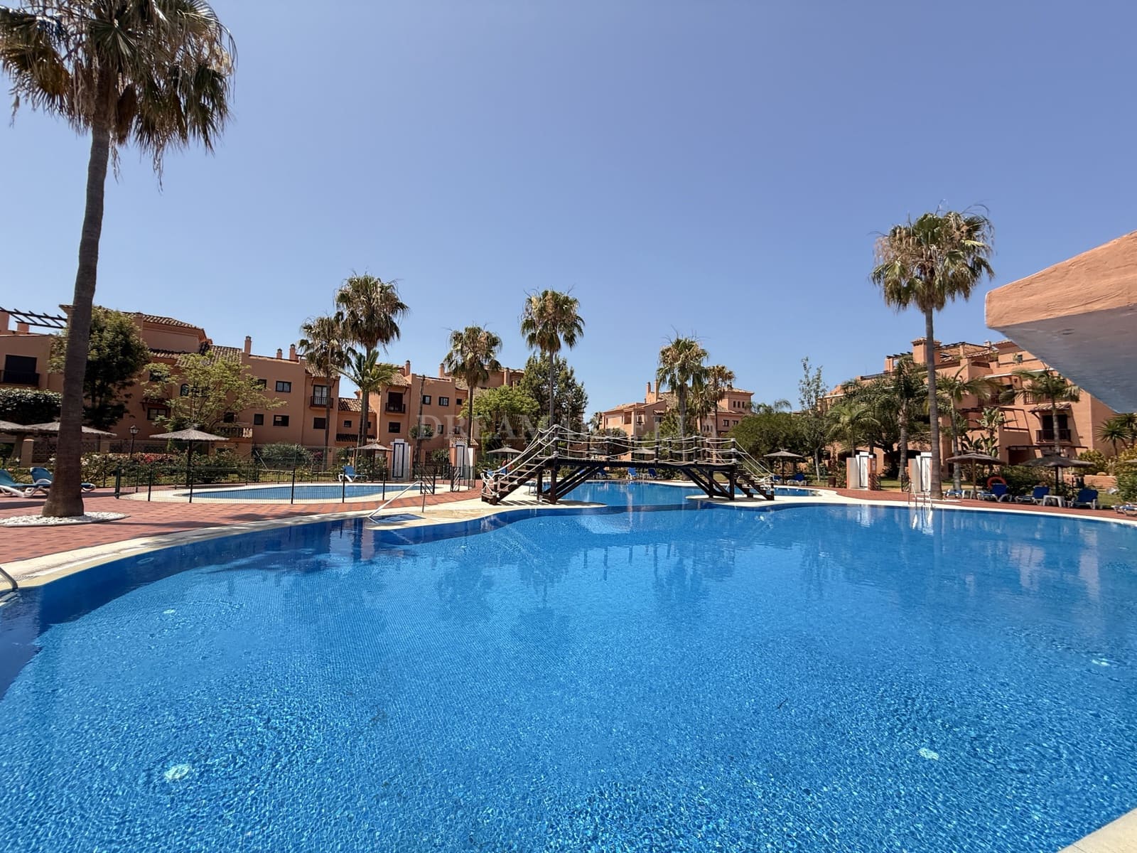 2 Zimmer Apartment zu vermieten in Estepona mit Pool Garage - 2.400 € (Ref: 9911422)