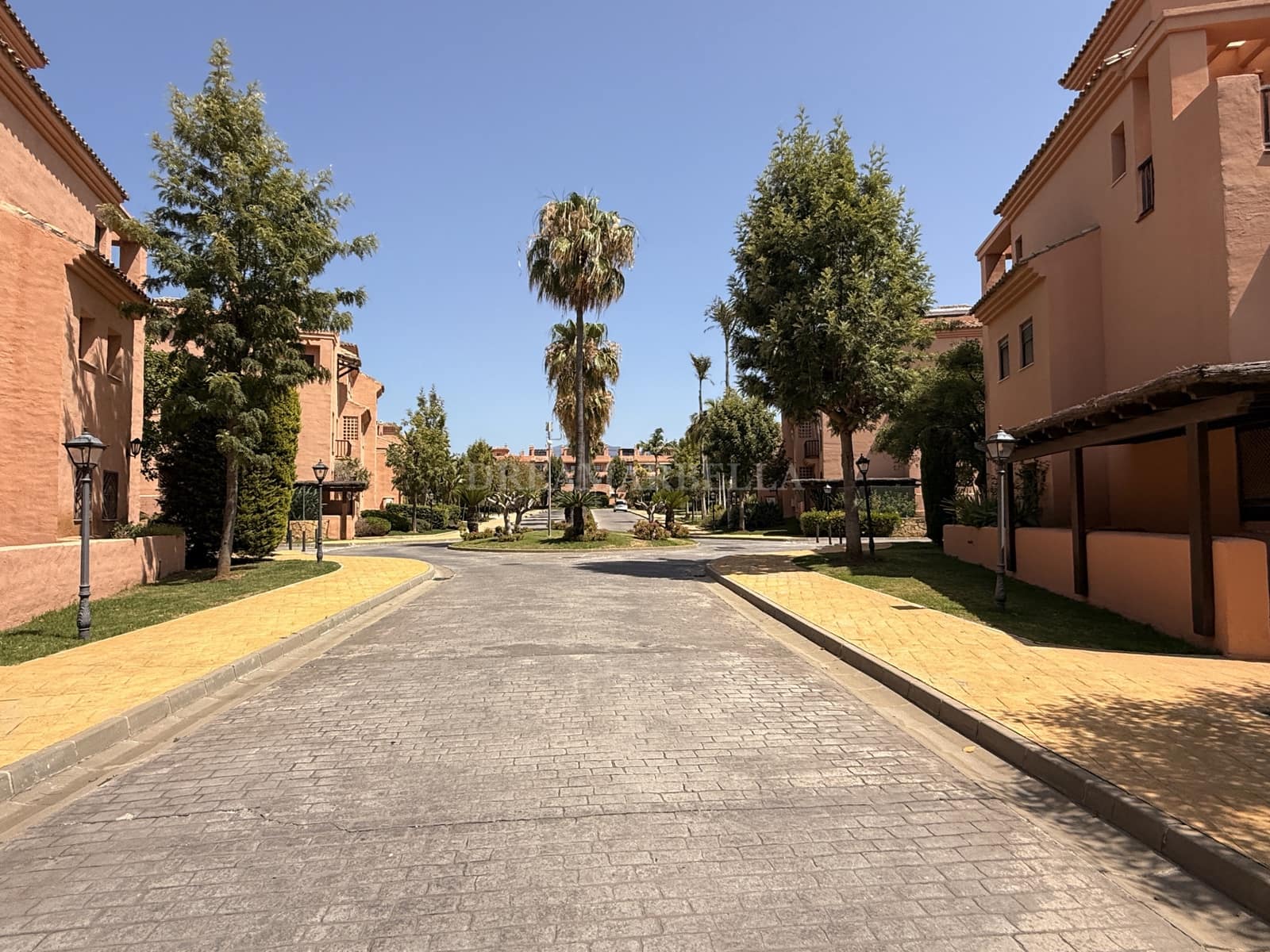 2 Zimmer Apartment zu vermieten in Estepona mit Pool Garage - 2.400 € (Ref: 9911422)