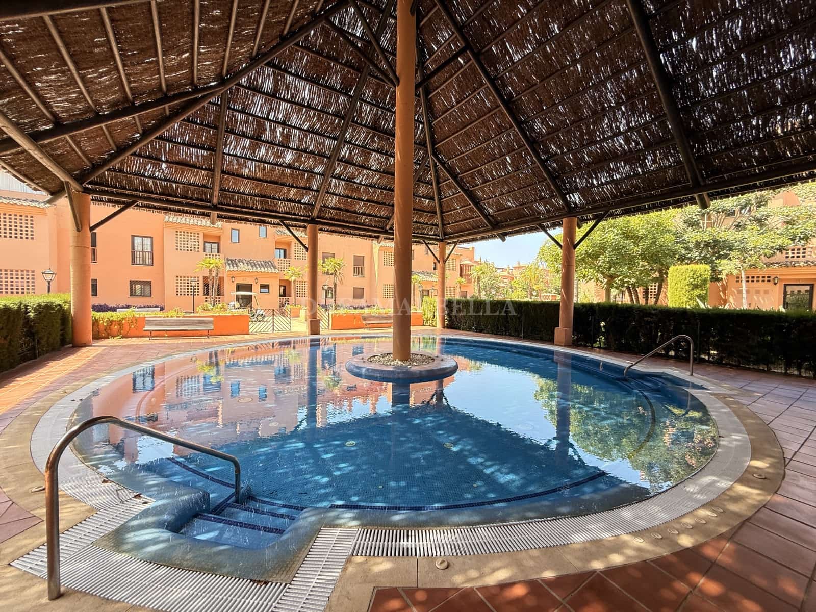 2 Zimmer Apartment zu vermieten in Estepona mit Pool Garage - 2.400 € (Ref: 9911422)