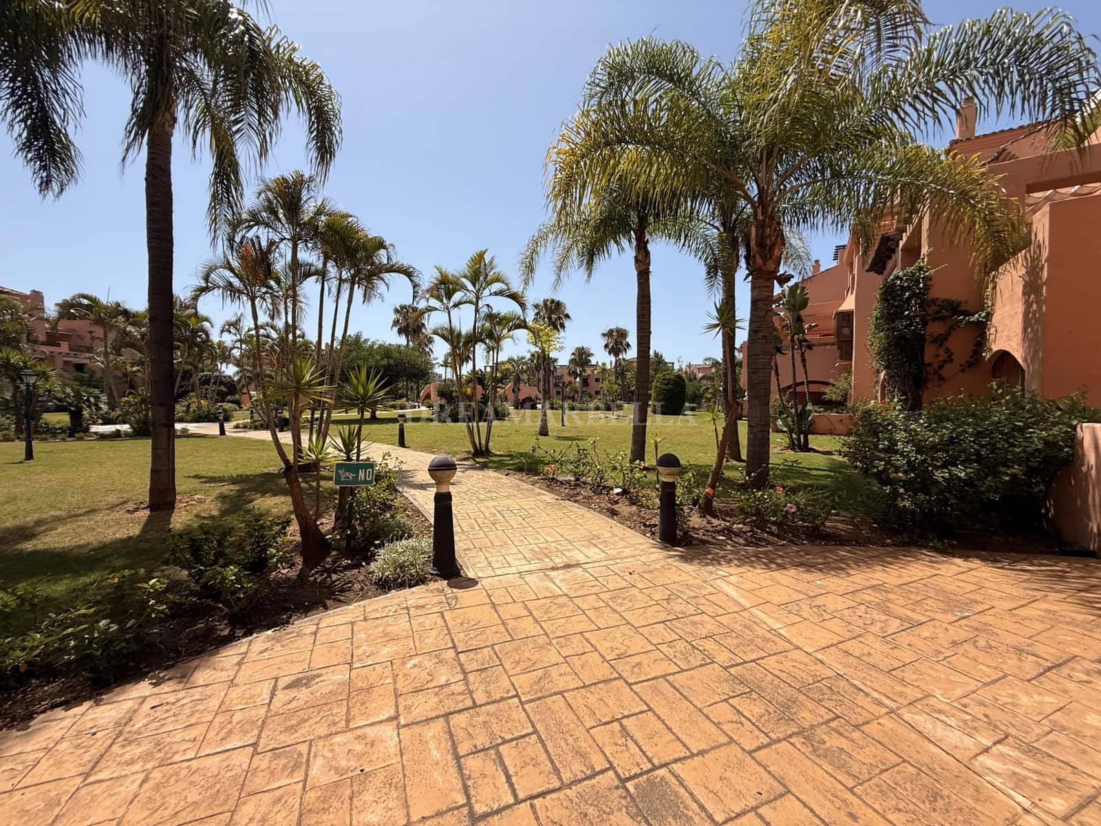 2 Zimmer Apartment zu vermieten in Estepona mit Pool Garage - 2.400 € (Ref: 9911422)