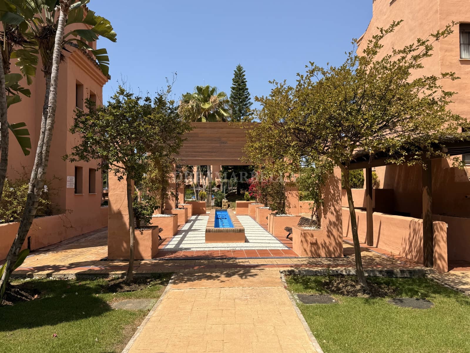 2 Zimmer Apartment zu vermieten in Estepona mit Pool Garage - 2.400 € (Ref: 9911422)