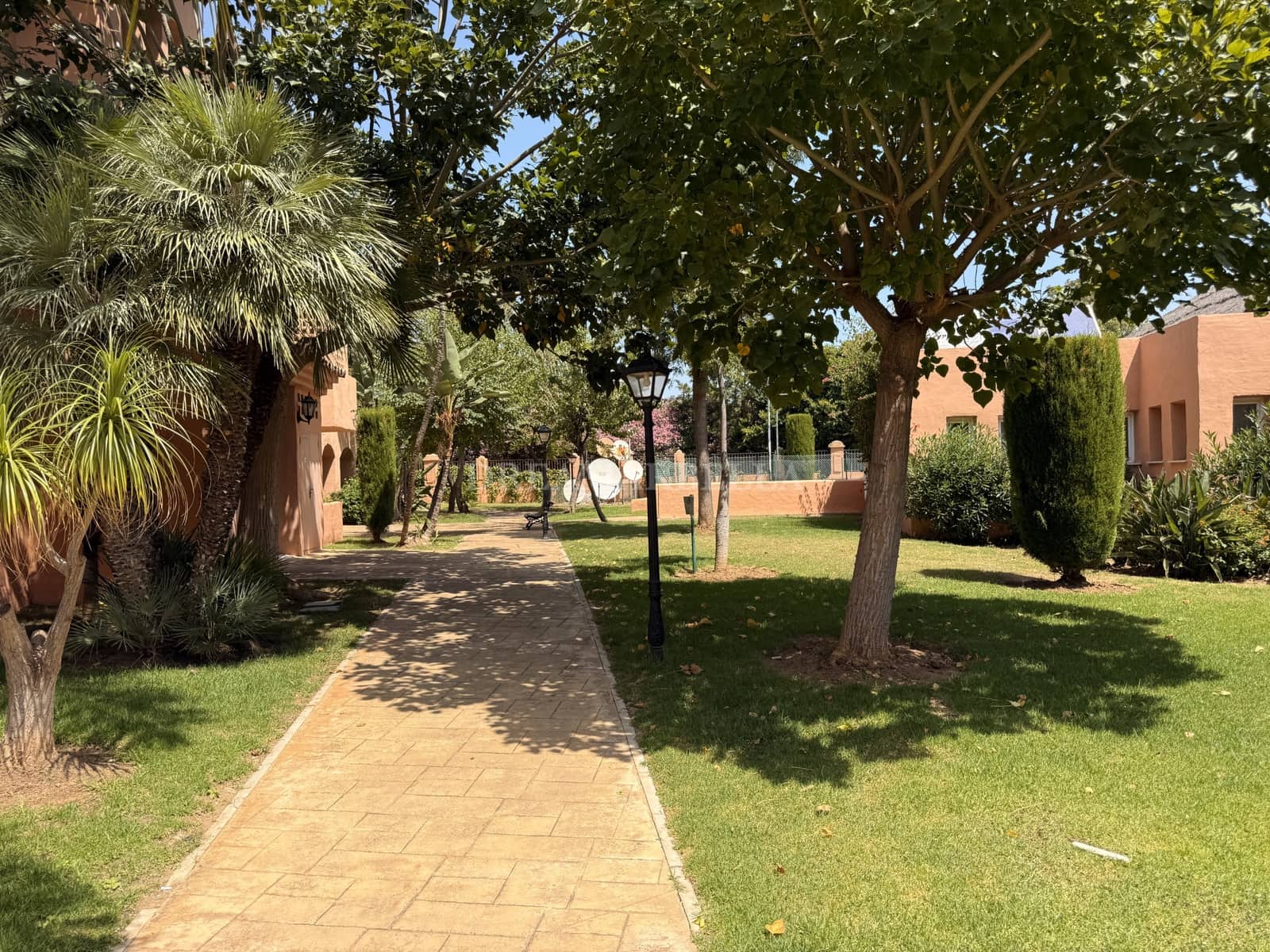 2 Zimmer Apartment zu vermieten in Estepona mit Pool Garage - 2.400 € (Ref: 9911422)