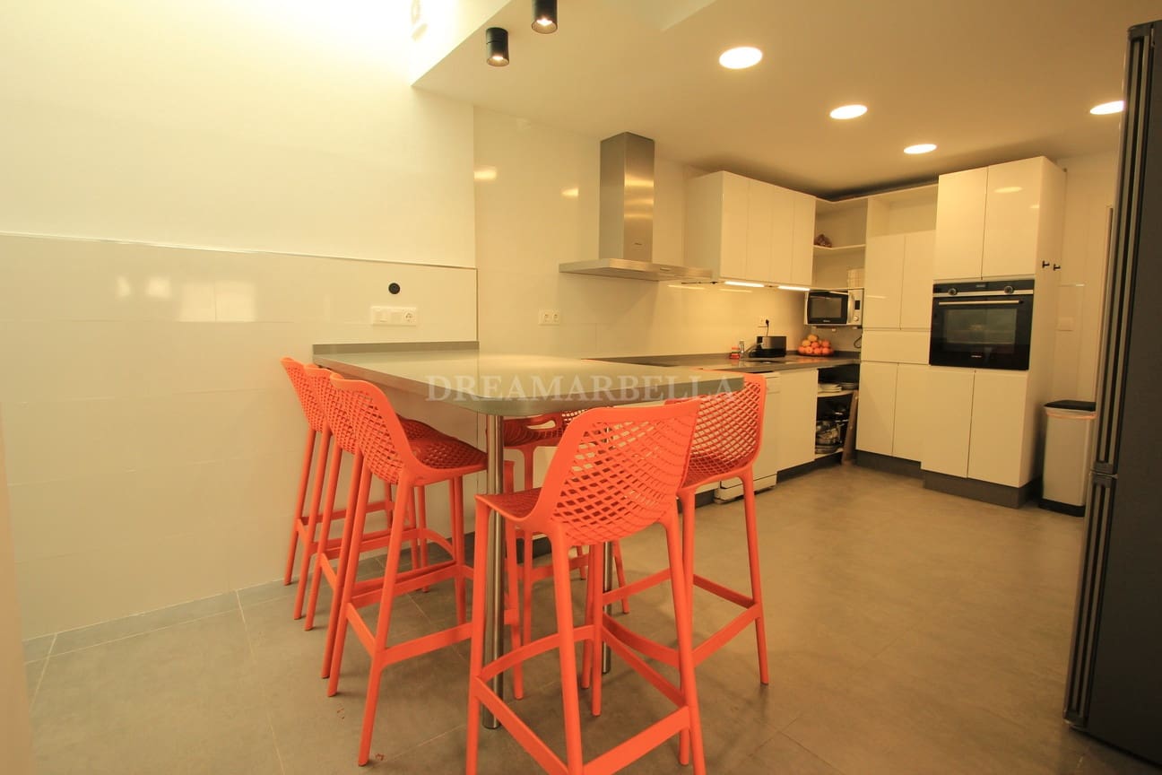 Maison de Ville de 4 chambres à louer à Marbella avec piscine garage - 3 500 € (Ref: 9911426)