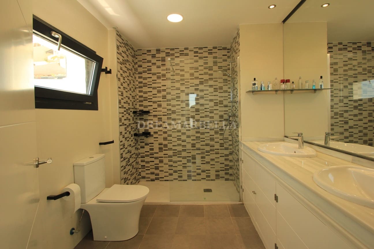 Maison de Ville de 4 chambres à louer à Marbella avec piscine garage - 3 500 € (Ref: 9911426)