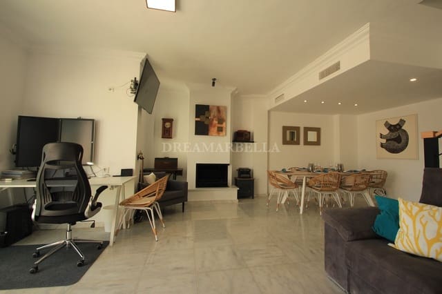 Maison de Ville de 4 chambres à louer à Marbella avec piscine garage - 3 500 € (Ref: 9911426)