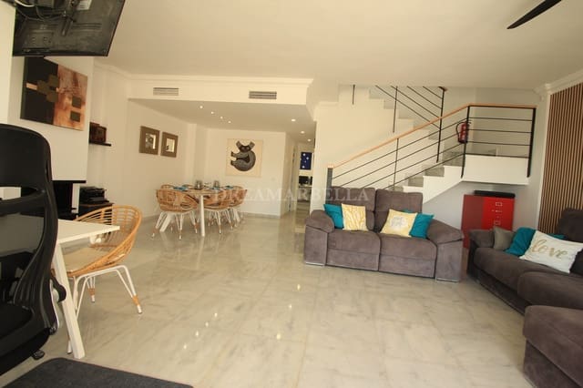 Maison de Ville de 4 chambres à louer à Marbella avec piscine garage - 3 500 € (Ref: 9911426)
