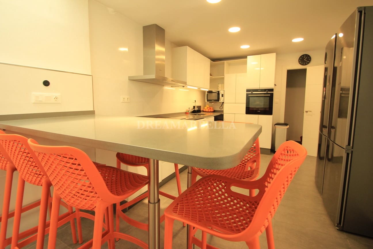 Maison de Ville de 4 chambres à louer à Marbella avec piscine garage - 3 500 € (Ref: 9911426)