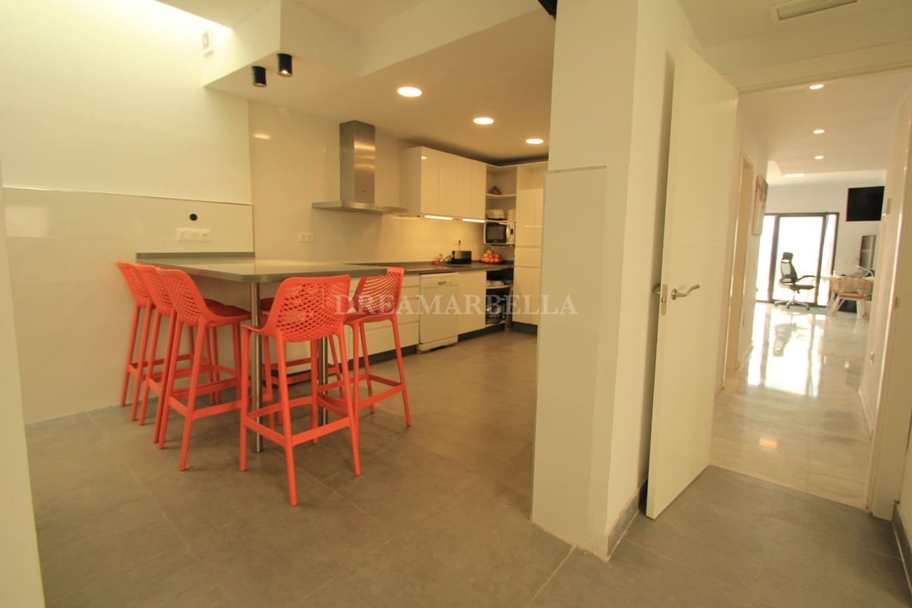 Maison de Ville de 4 chambres à louer à Marbella avec piscine garage - 3 500 € (Ref: 9911426)
