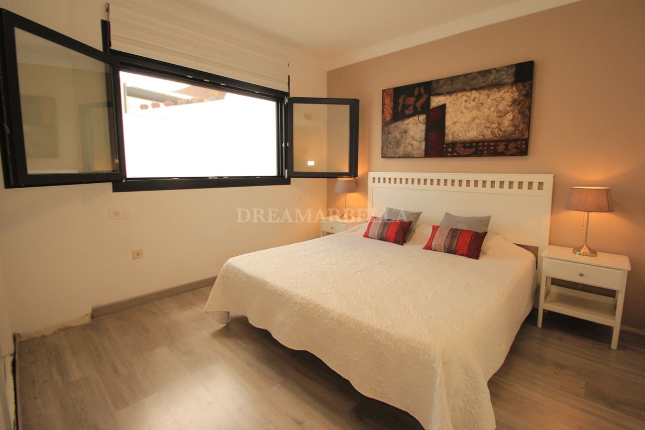 Maison de Ville de 4 chambres à louer à Marbella avec piscine garage - 3 500 € (Ref: 9911426)