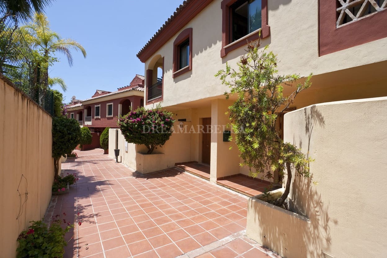 3 soverom Hus til leie i Marbella med svømmebasseng garasje - € 4 500 (Ref: 9911427)