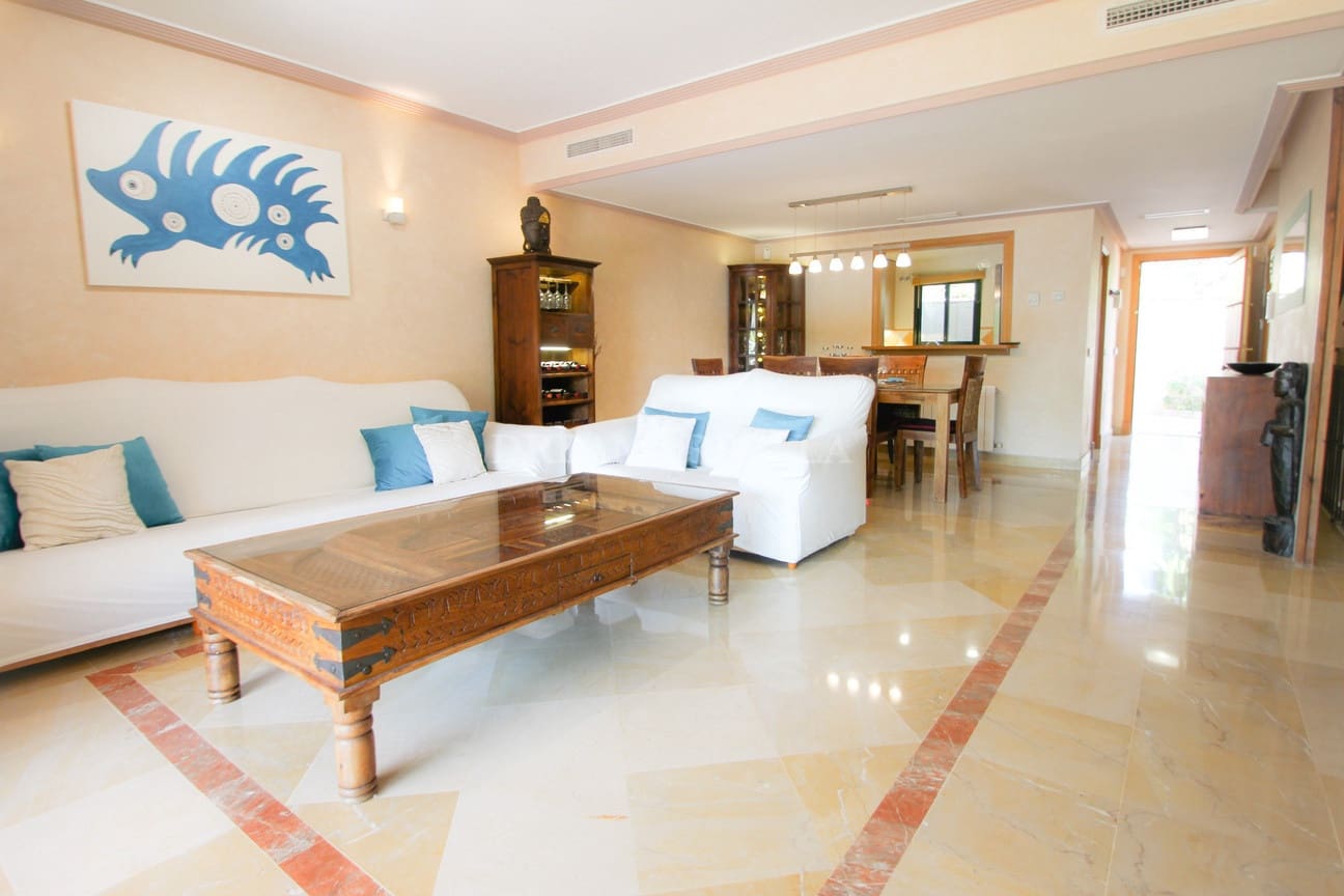 3 soverom Hus til leie i Marbella med svømmebasseng garasje - € 4 500 (Ref: 9911427)