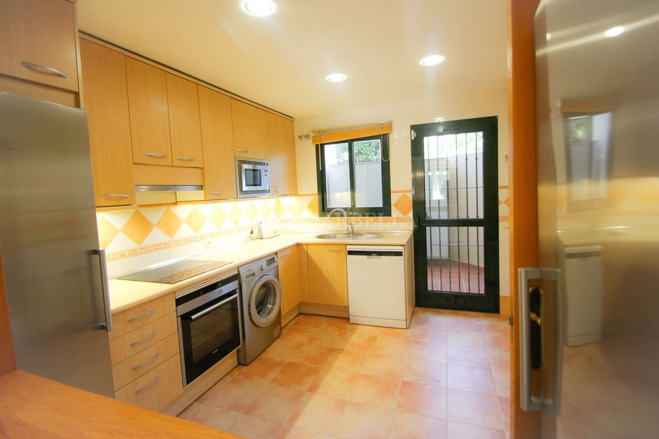 3 soverom Hus til leie i Marbella med svømmebasseng garasje - € 4 500 (Ref: 9911427)