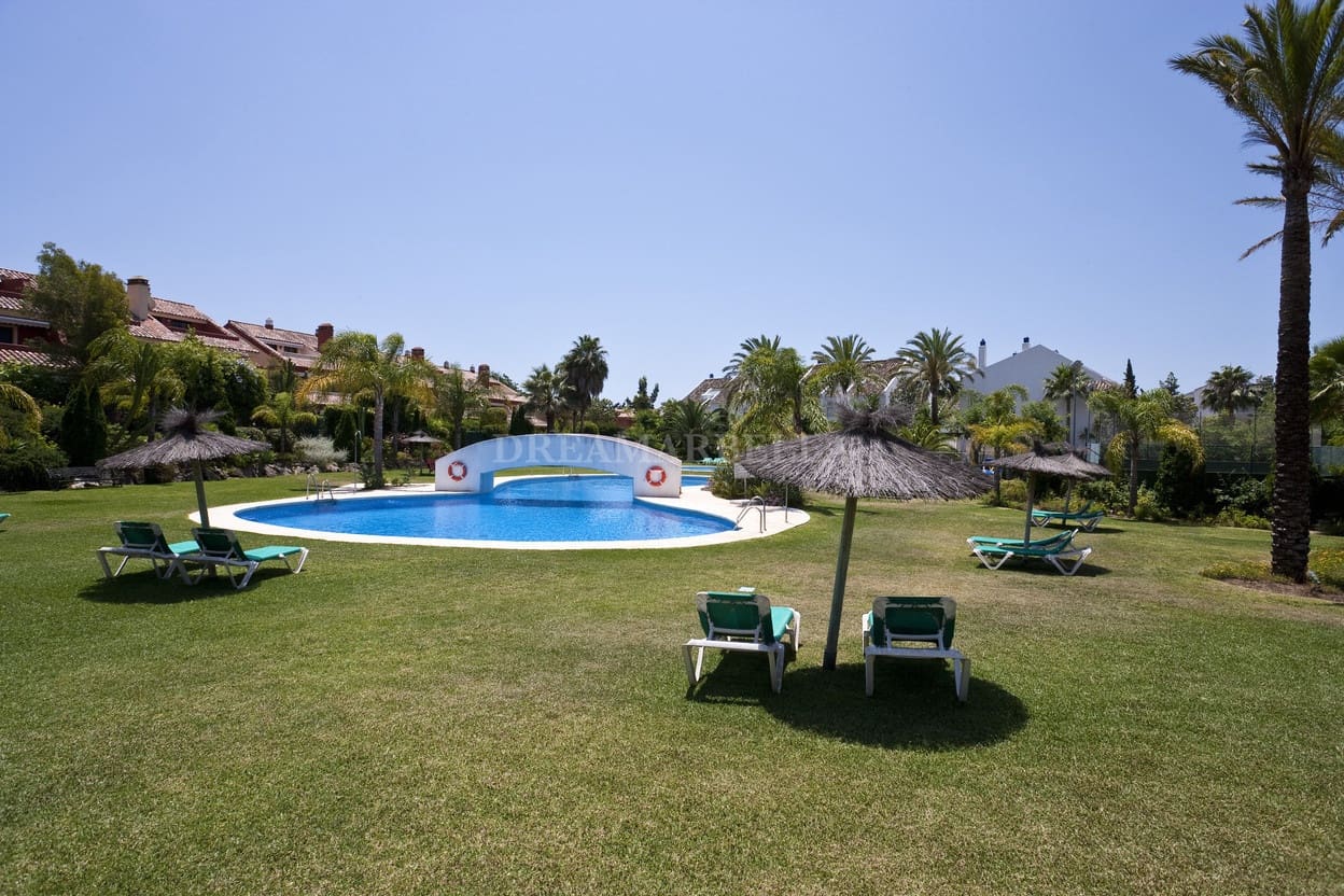3 soverom Hus til leie i Marbella med svømmebasseng garasje - € 4 500 (Ref: 9911427)