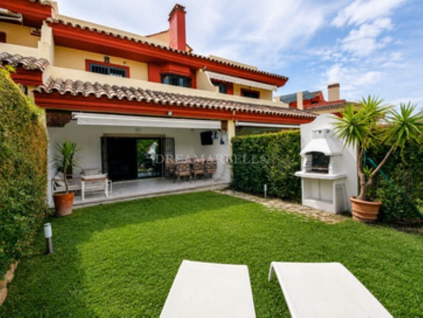 3 bedroom Townhouse for rent in Marbella with pool garage - € 4,800 (Ref: 9911427)