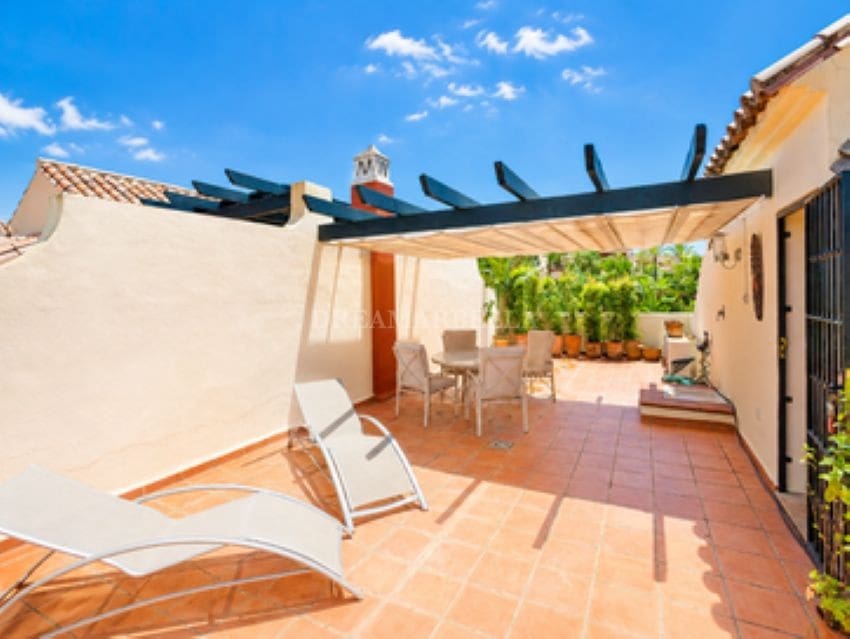 3 bedroom Townhouse for rent in Marbella with pool garage - € 4,800 (Ref: 9911427)