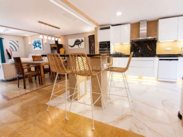 3 quarto Casa em Banda para arrendar em Marbella com piscina garagem - 4 800 € (Ref: 9911427)