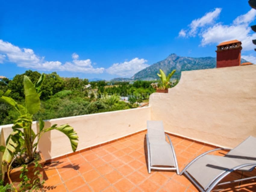 3 bedroom Townhouse for rent in Marbella with pool garage - € 4,800 (Ref: 9911427)