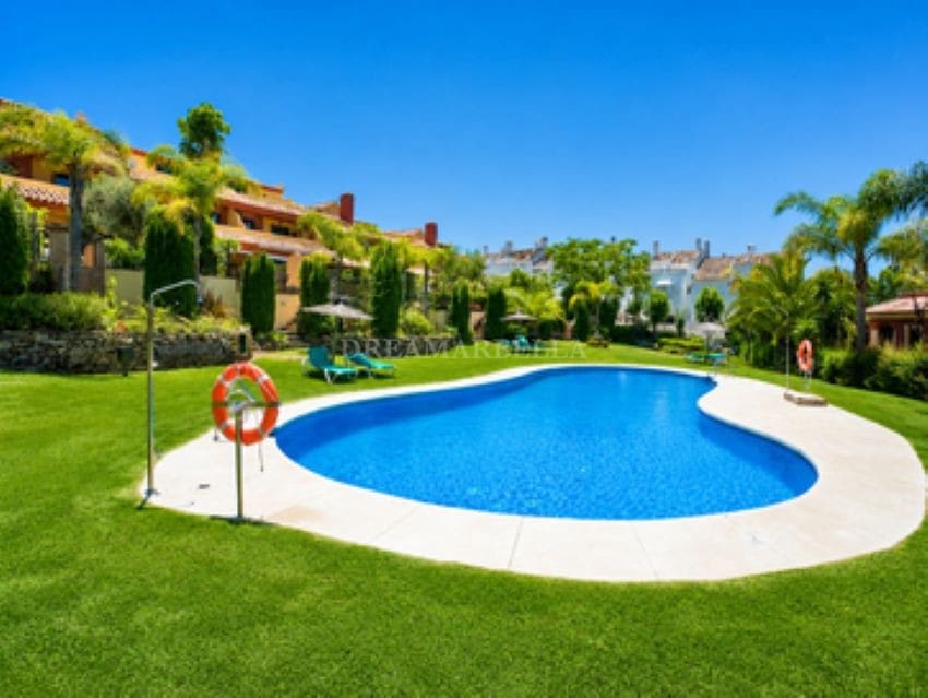 3 bedroom Townhouse for rent in Marbella with pool garage - € 4,800 (Ref: 9911427)