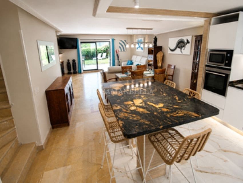 3 bedroom Townhouse for rent in Marbella with pool garage - € 4,800 (Ref: 9911427)