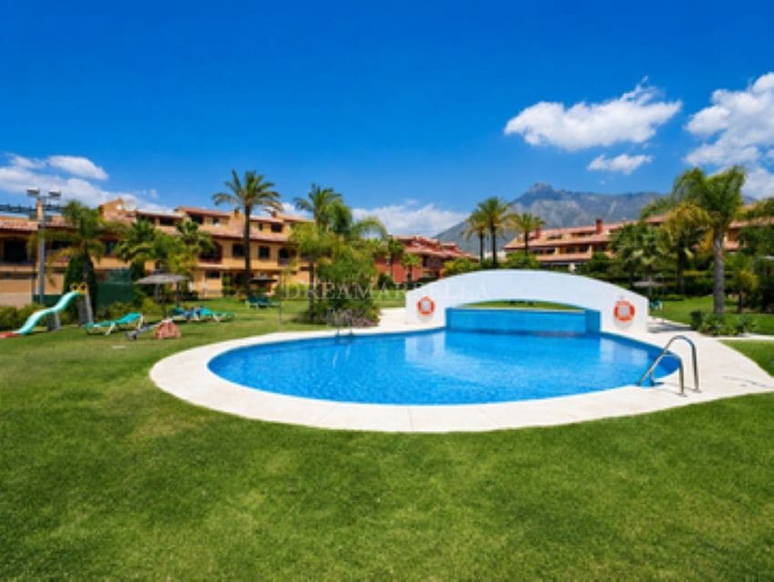 3 bedroom Townhouse for rent in Marbella with pool garage - € 4,800 (Ref: 9911427)