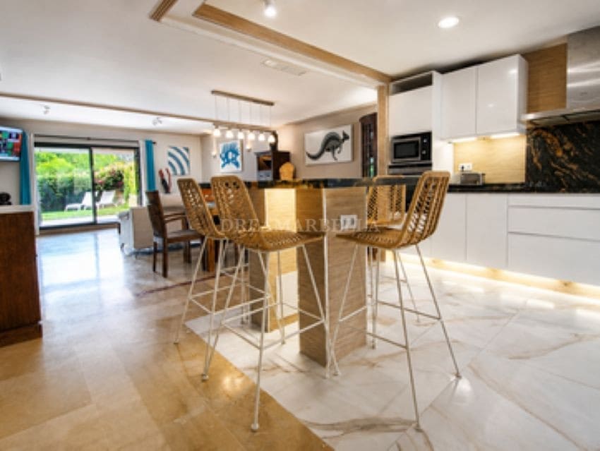 3 bedroom Townhouse for rent in Marbella with pool garage - € 4,800 (Ref: 9911427)