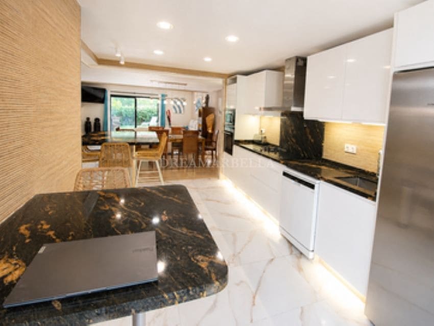 3 bedroom Townhouse for rent in Marbella with pool garage - € 4,800 (Ref: 9911427)