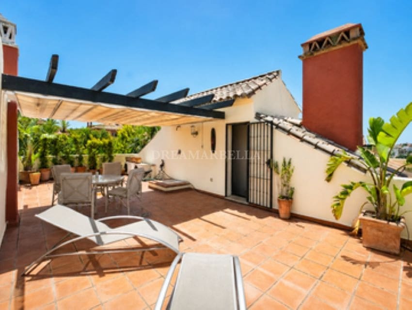 3 bedroom Townhouse for rent in Marbella with pool garage - € 4,800 (Ref: 9911427)