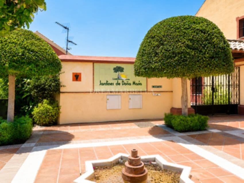 3 bedroom Townhouse for rent in Marbella with pool garage - € 4,800 (Ref: 9911427)