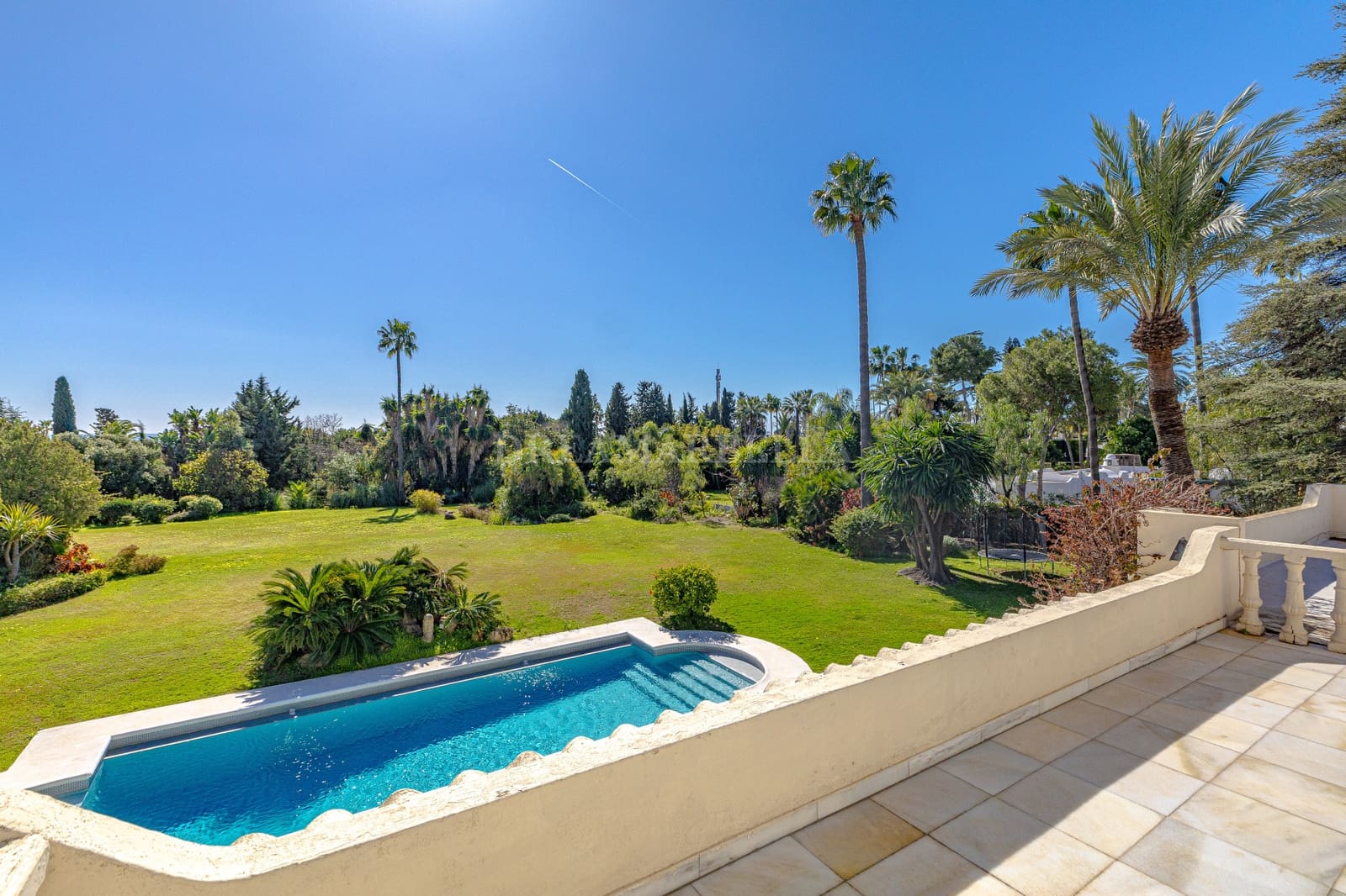4 slaapkamer Villa te huur in El Paraiso met zwembad garage - € 8.500 (Ref: 9911430)