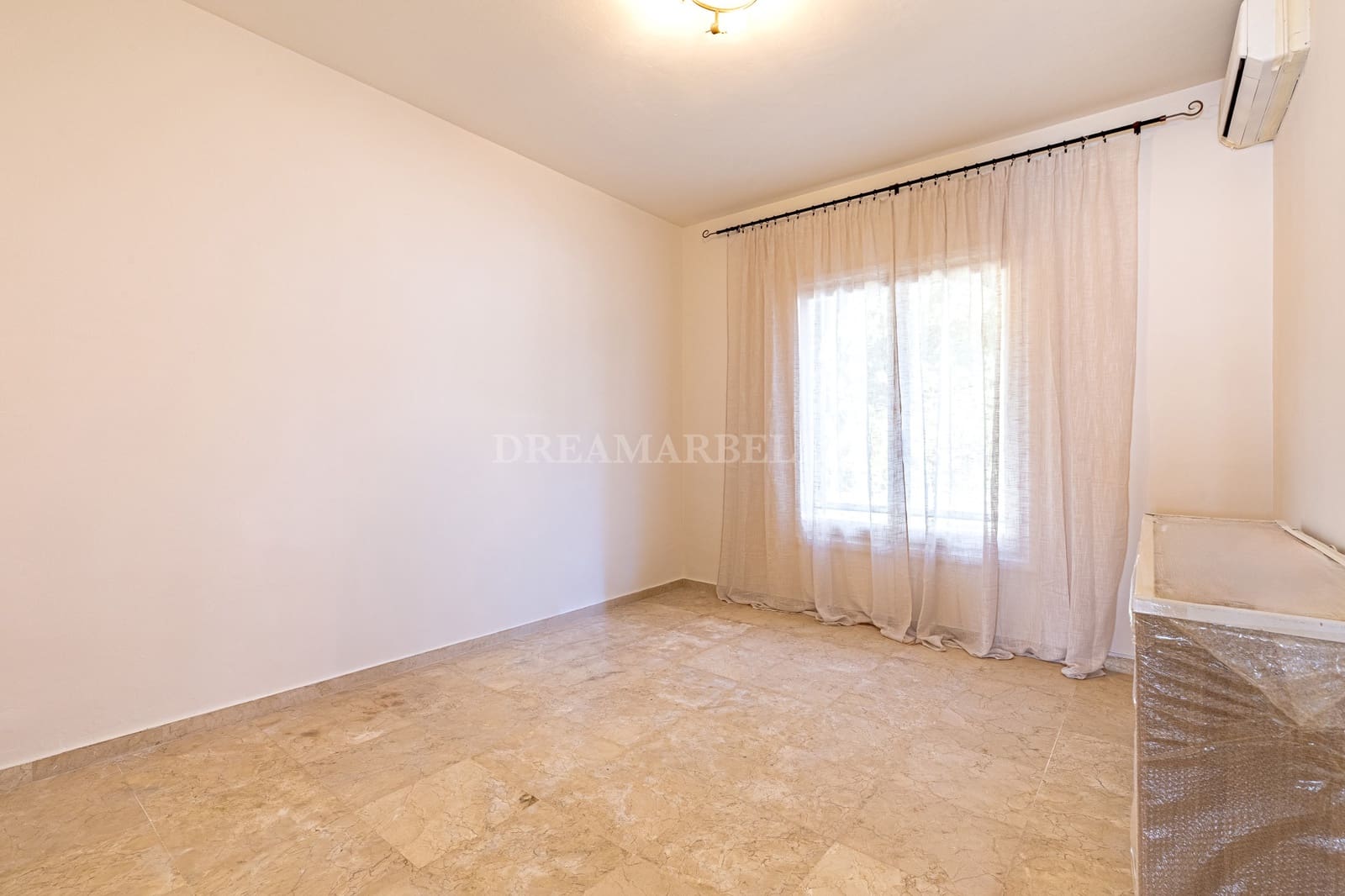 4 bedroom Villa for rent in El Paraiso with pool garage - € 8,500 (Ref: 9911430)