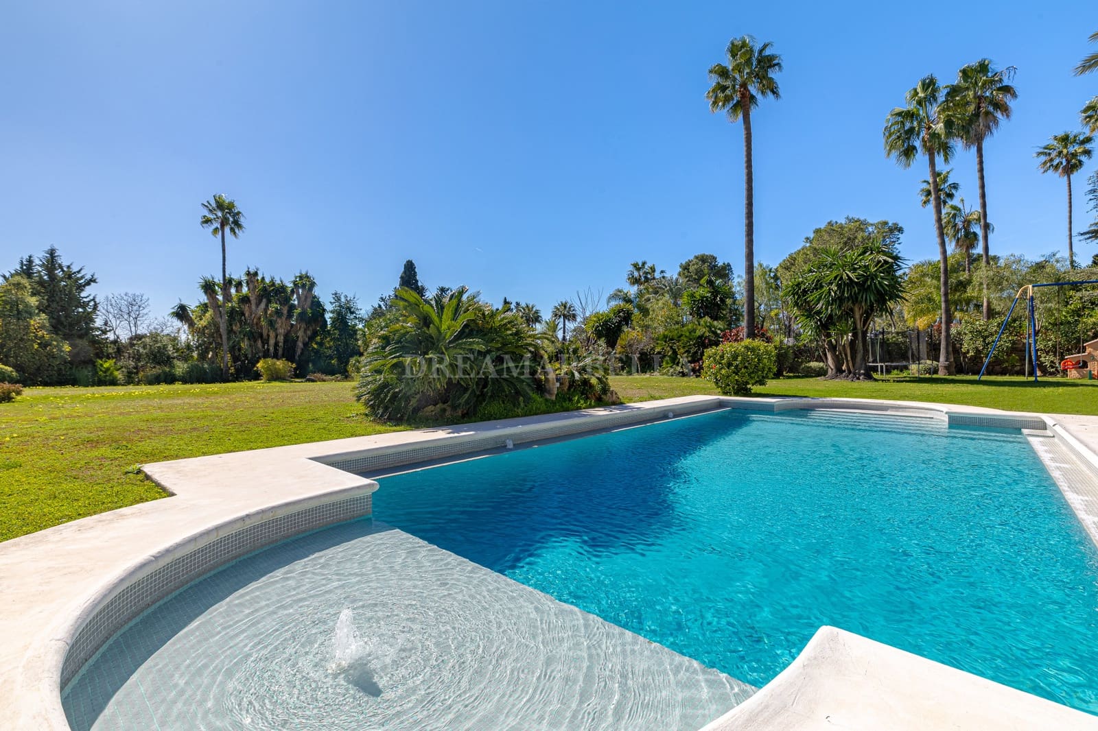 4 bedroom Villa for rent in El Paraiso with pool garage - € 8,500 (Ref: 9911430)