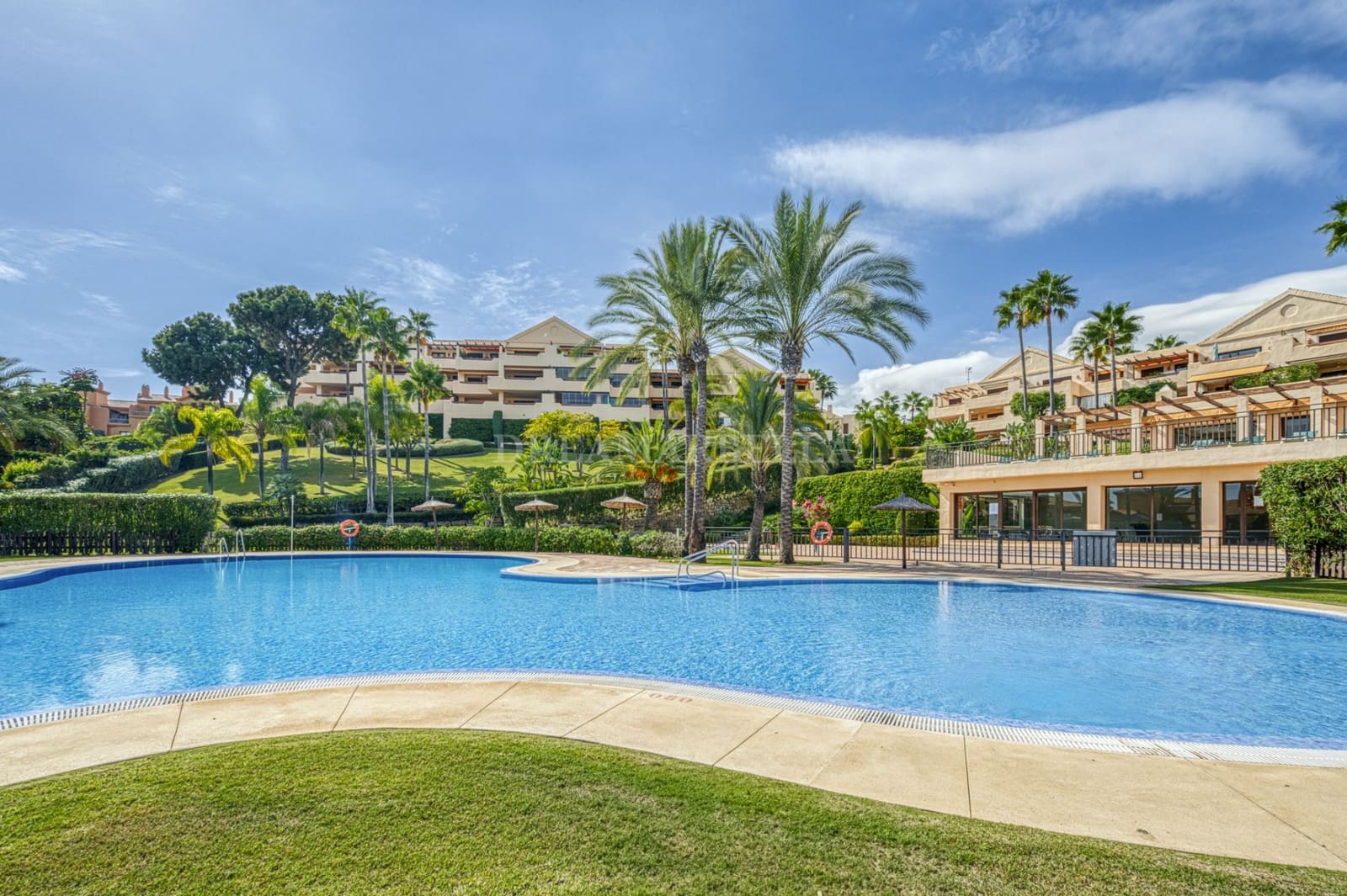 2 bedroom Apartment for sale in Benahavis with pool garage - € 435,000 (Ref: 9911432)
