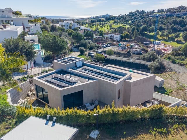5 bedroom Villa for sale in Benahavís with pool garage - € 2,940,000 (Ref: 9911436)