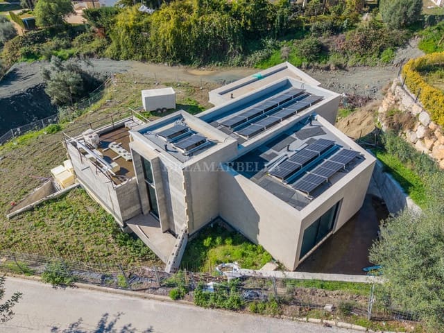 5 bedroom Villa for sale in Benahavís with pool garage - € 2,940,000 (Ref: 9911436)