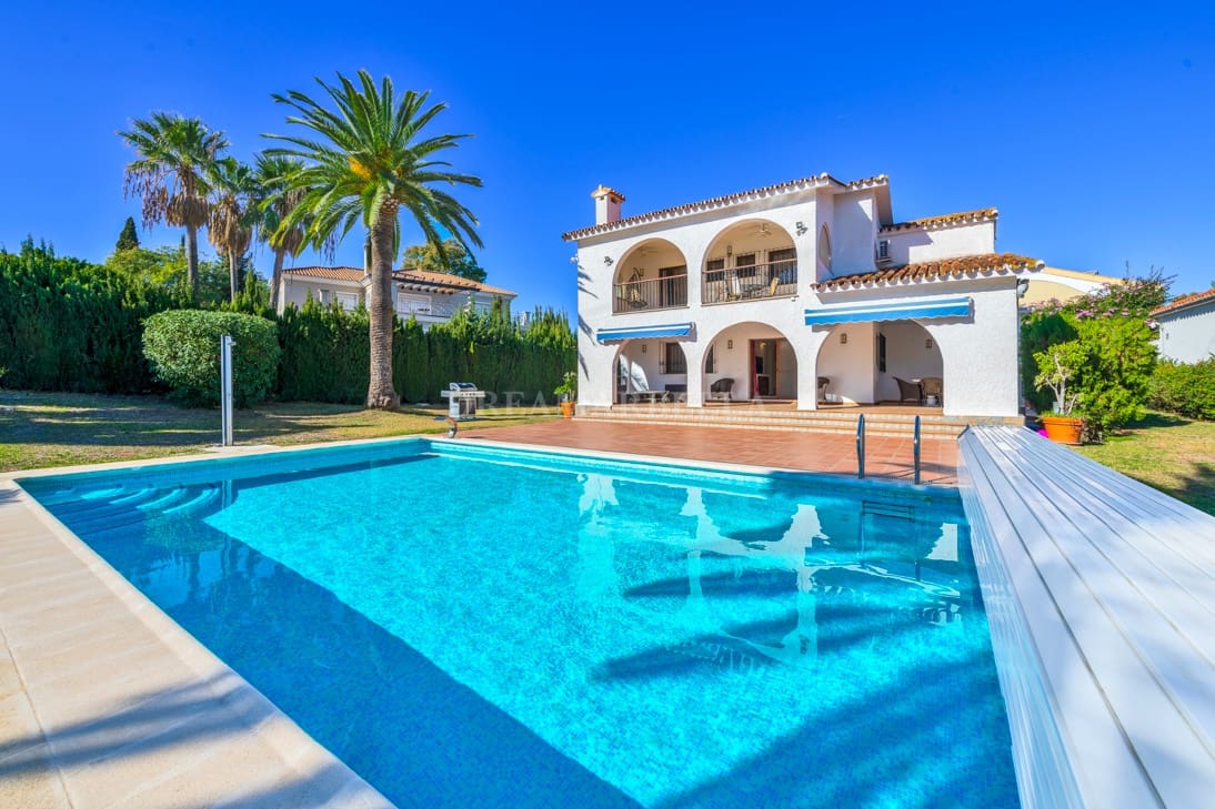 5 makuuhuone Huvila myytävänä paikassa Estepona mukana uima-altaan 
autotalli - 1 395 000 € (Ref: 9911438)