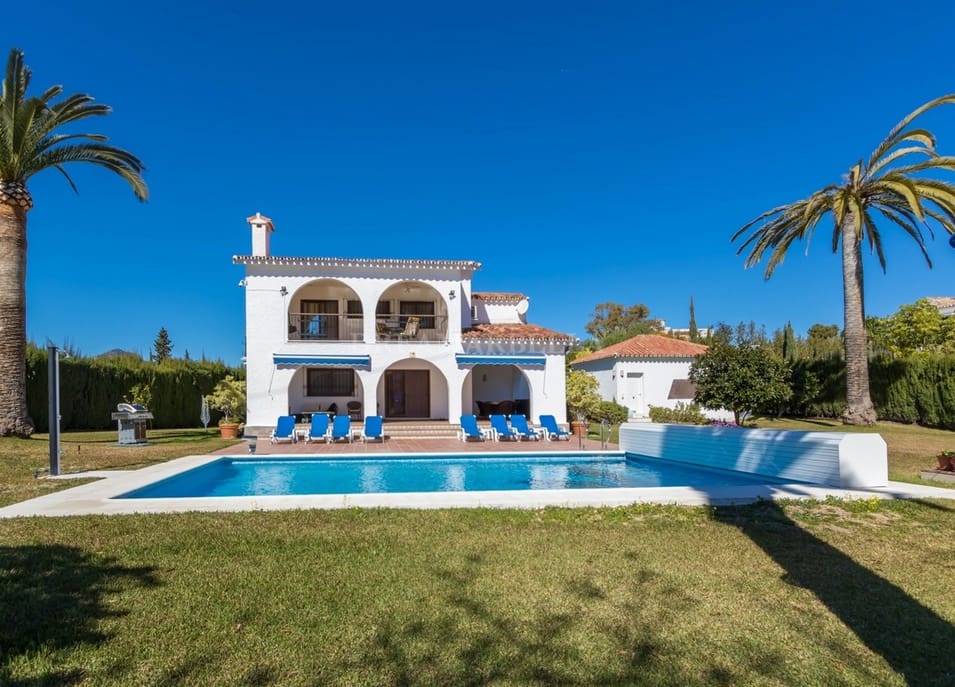 5 makuuhuone Huvila myytävänä paikassa Estepona mukana uima-altaan 
autotalli - 1 395 000 € (Ref: 9911438)