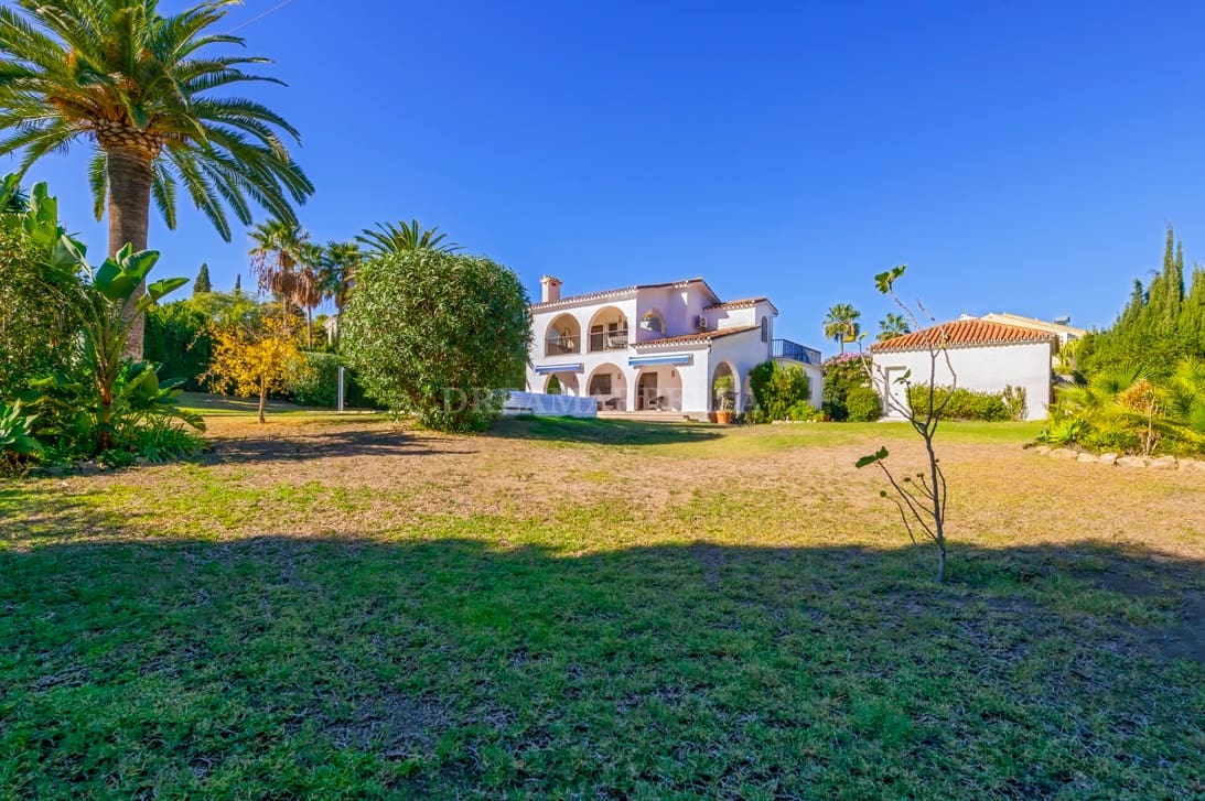 5 makuuhuone Huvila myytävänä paikassa Estepona mukana uima-altaan 
autotalli - 1 395 000 € (Ref: 9911438)