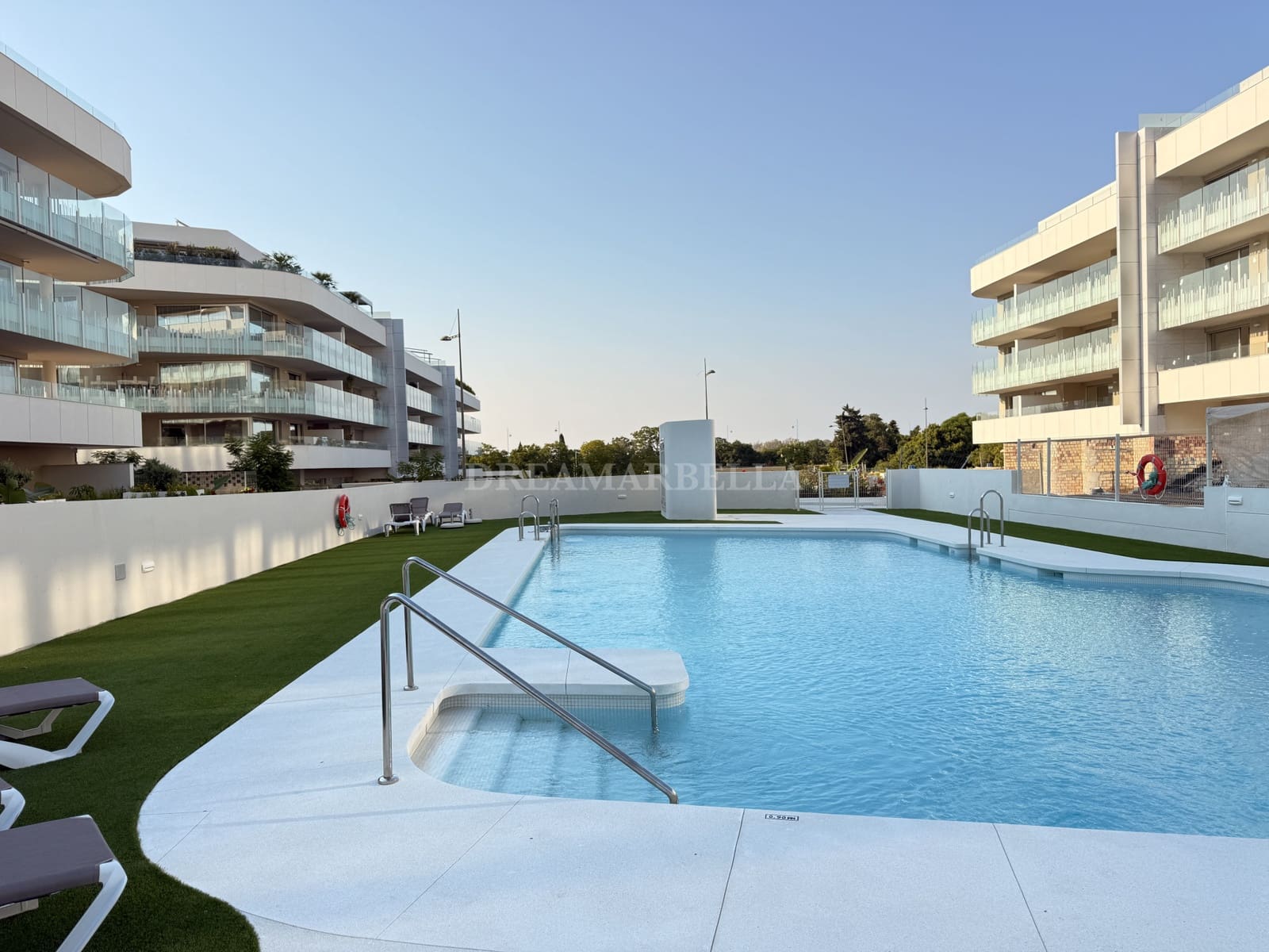 Kommersiell att hyra i San Pedro de Alcantara med pool - 3 000 € (Ref: 9911439)